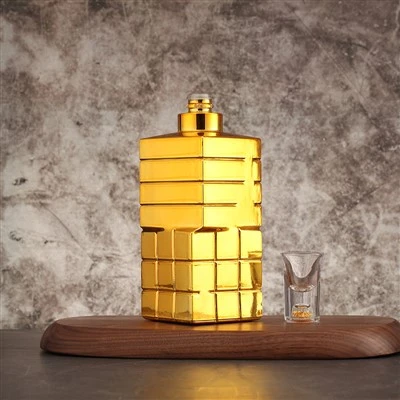 Vierkante gouden kleur whisky glazen fles